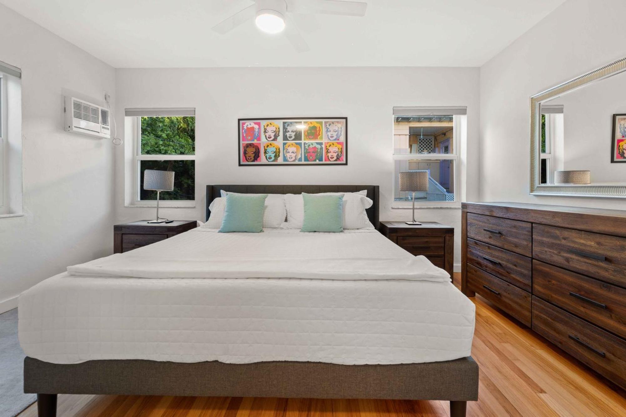 By The King Bed Lush Patio W Bbq Breakers Key Six H0mes Apartment Fort Lauderdale