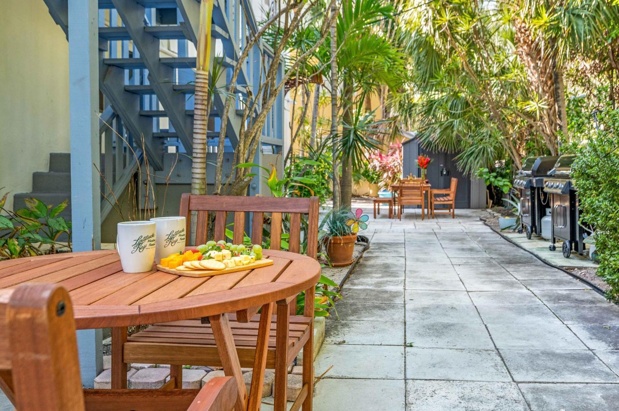 By The King Bed Lush Patio W Bbq Breakers Key Six H0mes * Fort Lauderdale
