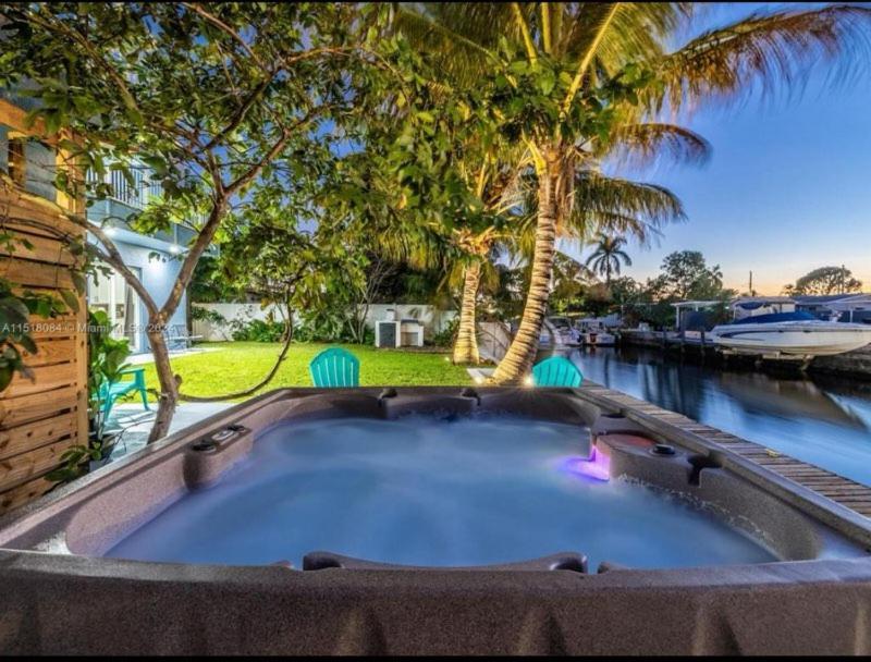 Hot Tub! Roof Top! Firepit! Boat Dock! Holiday home *