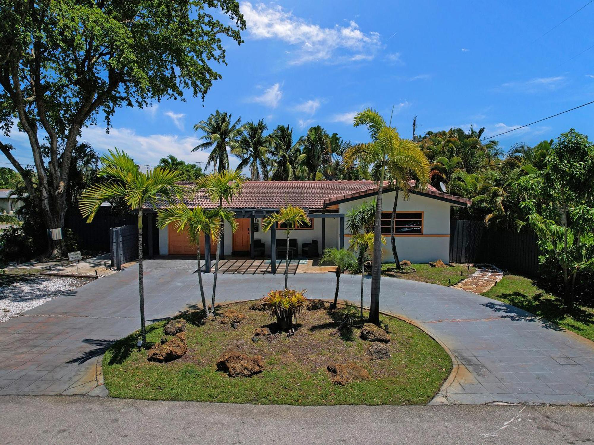 Guest house Gay Clothing Opt Studio In Heated Pool Guesthouse