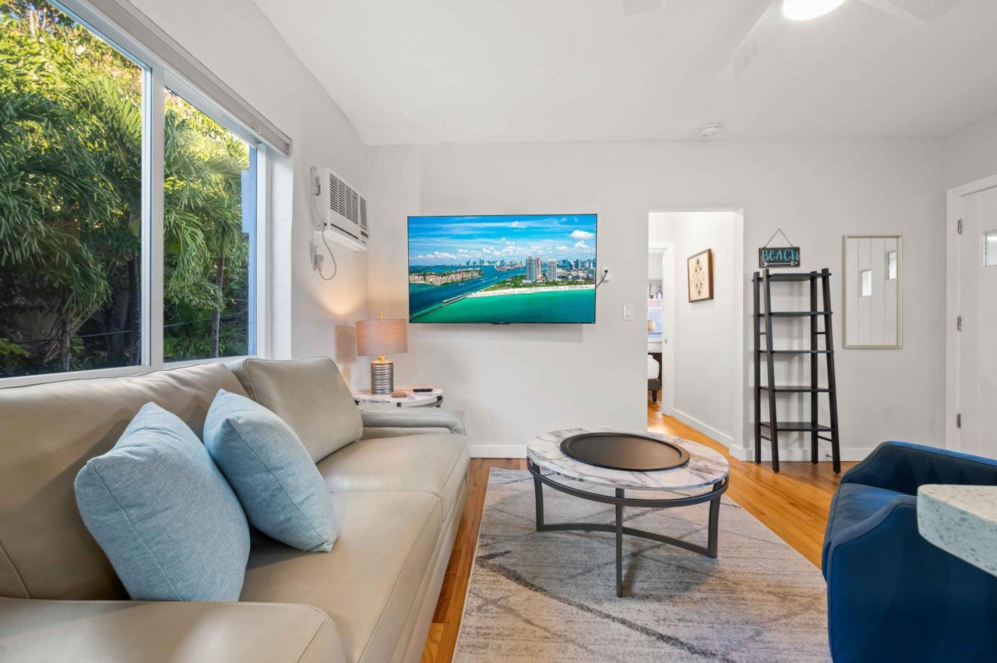 Apartment By The King Bed Lush Patio W Bbq Breakers Key Six H0mes Fort Lauderdale