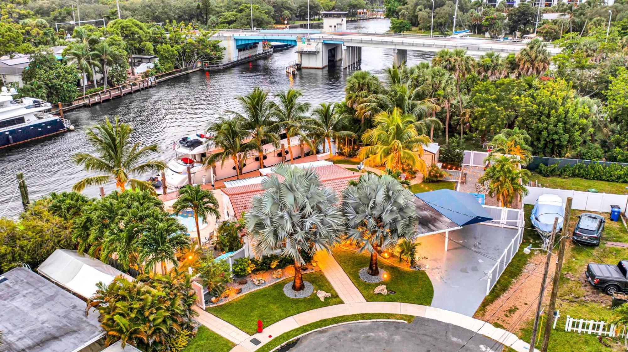 Centrally Located Heated Pool Riverside View Access Citrus Key H0mes Holiday home