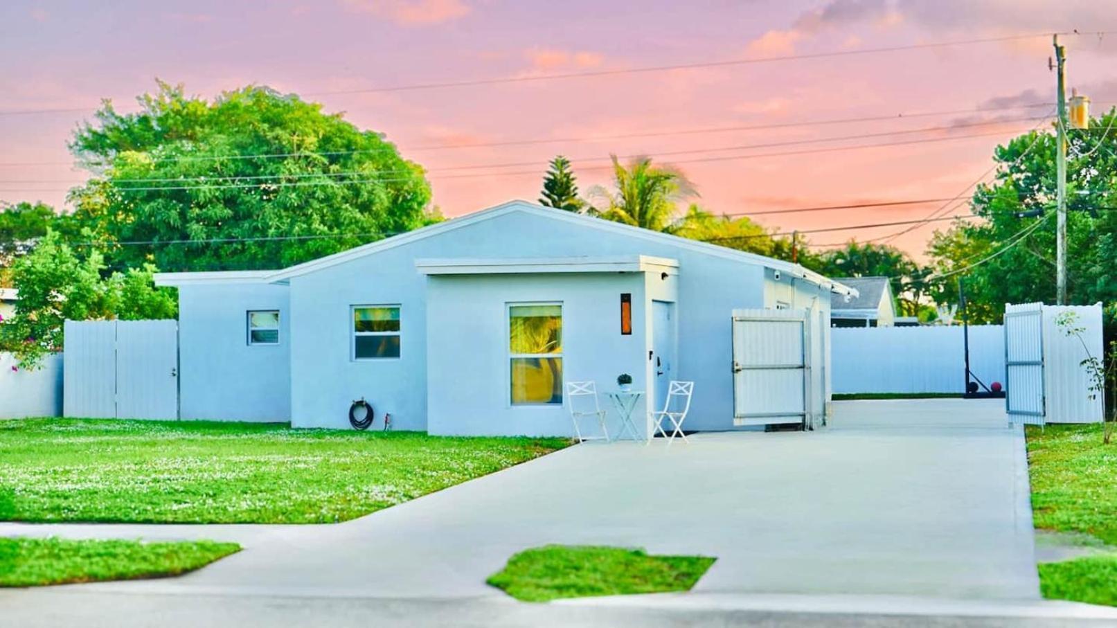 Stylish Lauderdale Retreat Ideal For Work * Fort Lauderdale