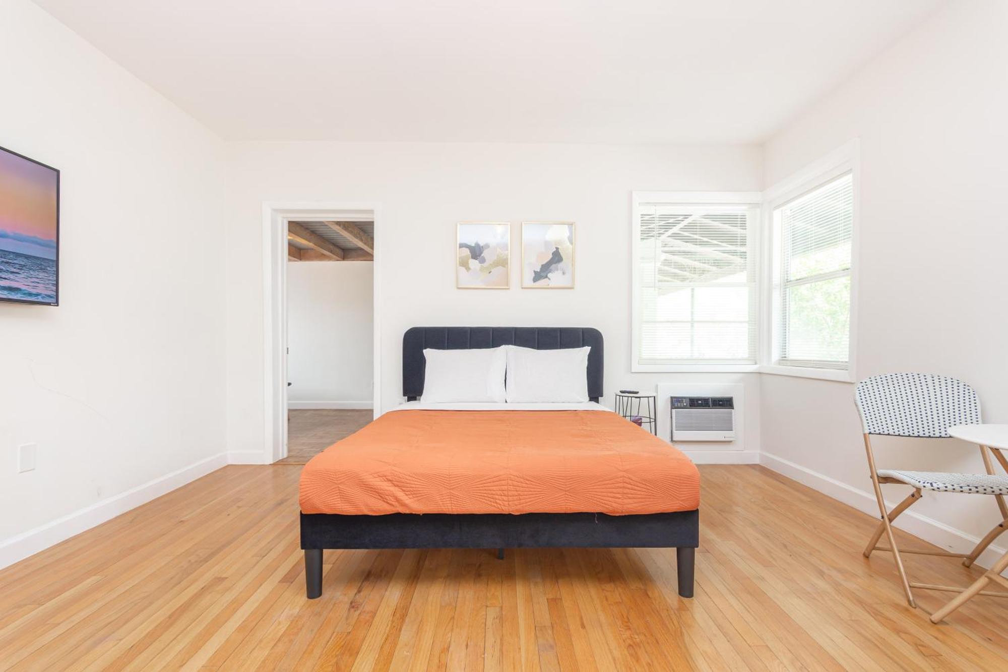 2-bdrm Unit - 5 Minutes Walking Olas Apartment *