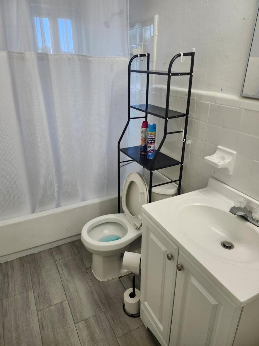 Zen - All Female Dorms - All Men Dorms - Free Wifi - Parking - Coffee Long Term Welcome Hostel Fort Lauderdale