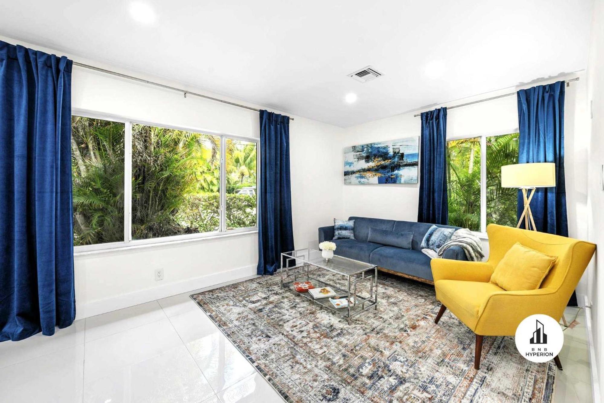 Hyperion - Stylish Steps From Apartment *