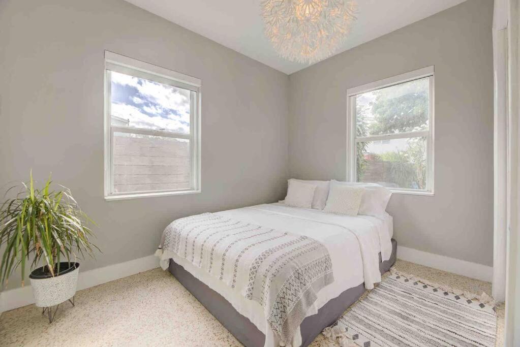 Cozy House, Sleeps 4, Close To Beach, Airport Holiday home *
