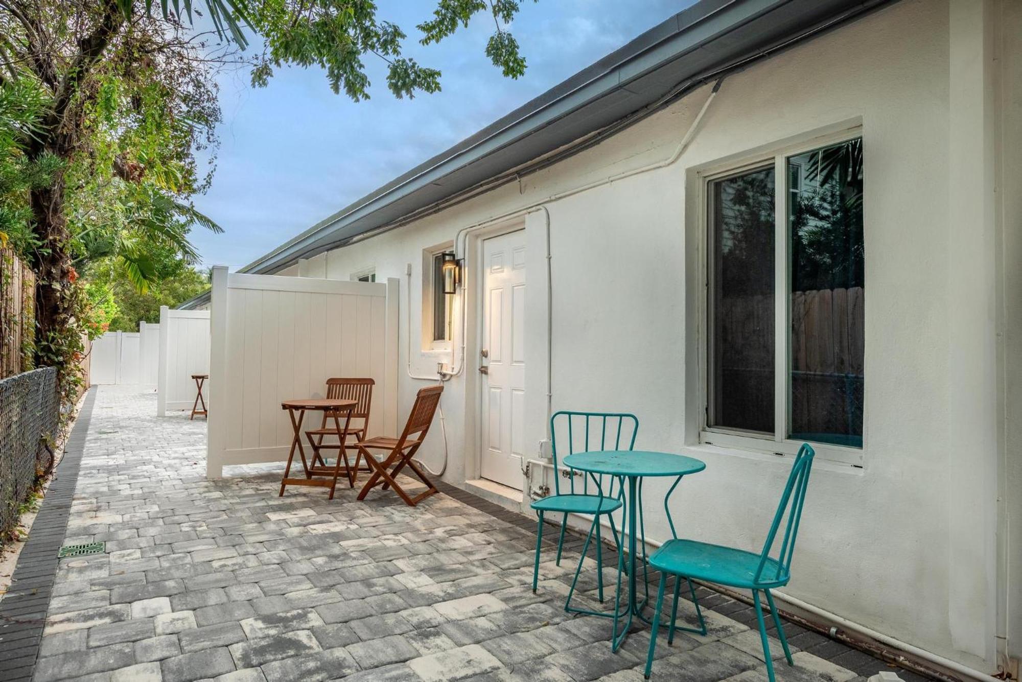 Hyperion - Stylish Steps From Apartment