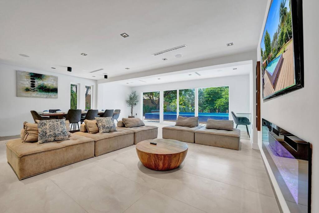 Villa Modern 6 Bedroom Oasis With Pool And Outdoor Bbq Fort Lauderdale