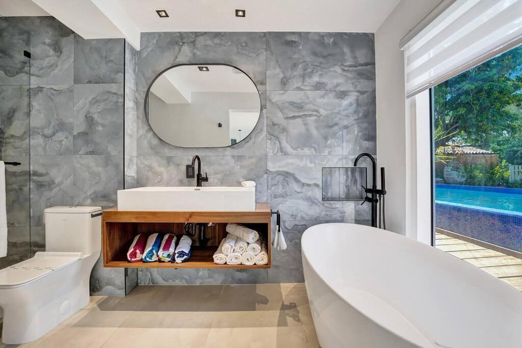 Modern 6 Bedroom Oasis With Pool And Outdoor Bbq * Fort Lauderdale