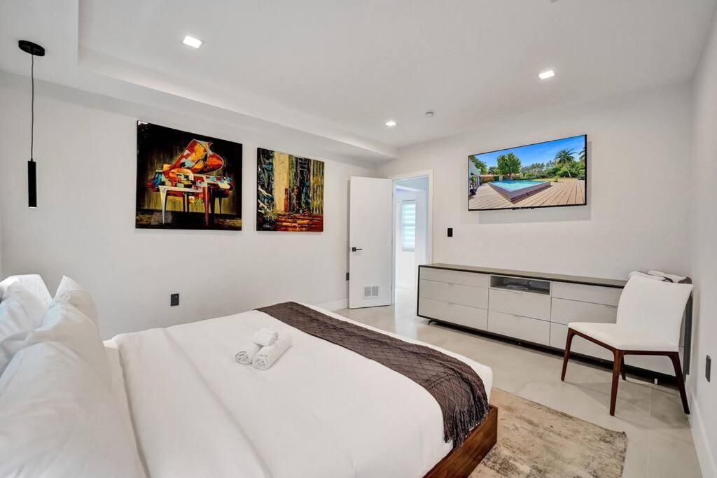 Modern 6 Bedroom Oasis With Pool And Outdoor Bbq Villa