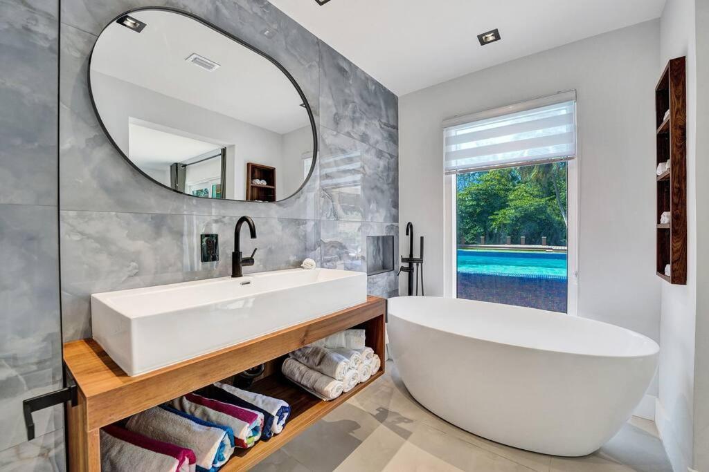 Modern 6 Bedroom Oasis With Pool And Outdoor Bbq * Fort Lauderdale