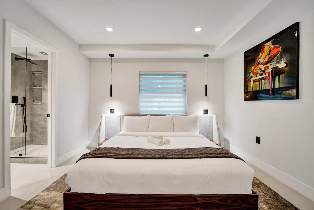 Villa Modern 6 Bedroom Oasis With Pool And Outdoor Bbq