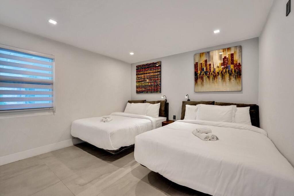 Modern 6 Bedroom Oasis With Pool And Outdoor Bbq * Fort Lauderdale