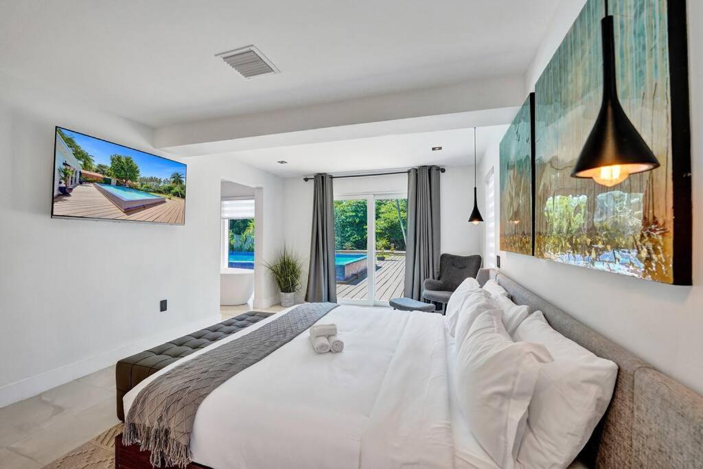 Modern 6 Bedroom Oasis With Pool And Outdoor Bbq Villa