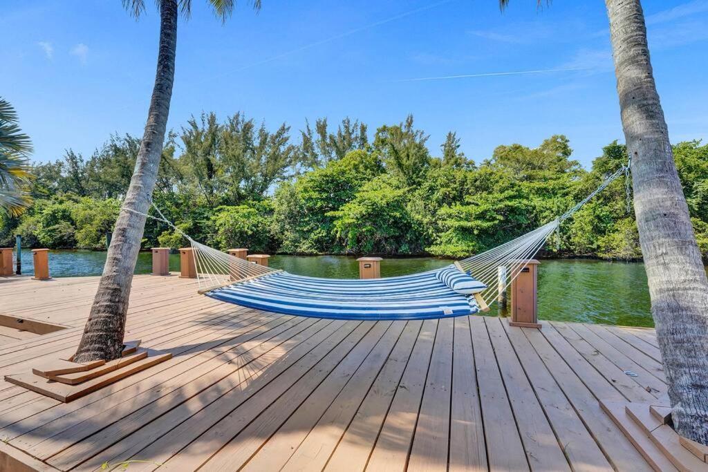 Villa Modern 6 Bedroom Oasis With Pool And Outdoor Bbq *