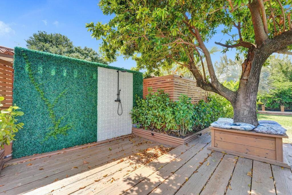 Modern 6 Bedroom Oasis With Pool And Outdoor Bbq *