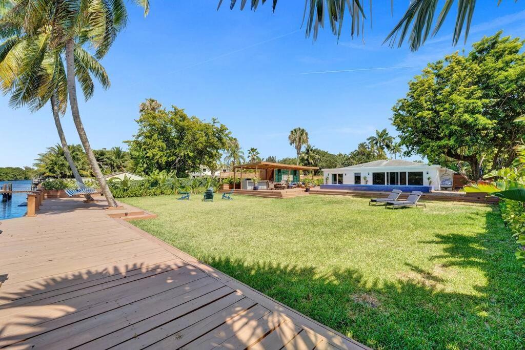 Modern 6 Bedroom Oasis With Pool And Outdoor Bbq
