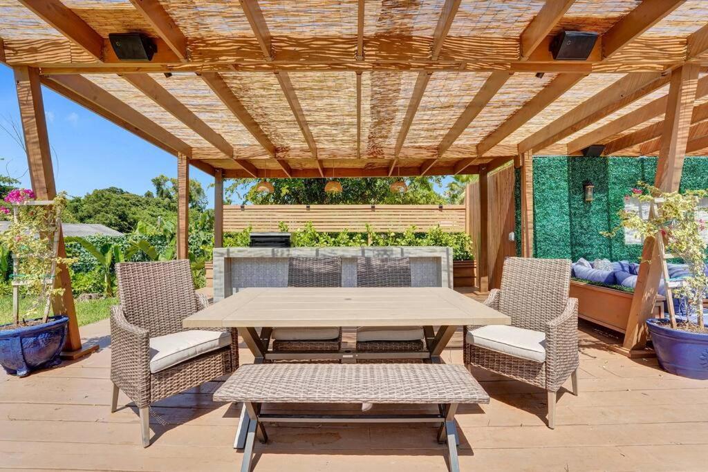 Modern 6 Bedroom Oasis With Pool And Outdoor Bbq Villa