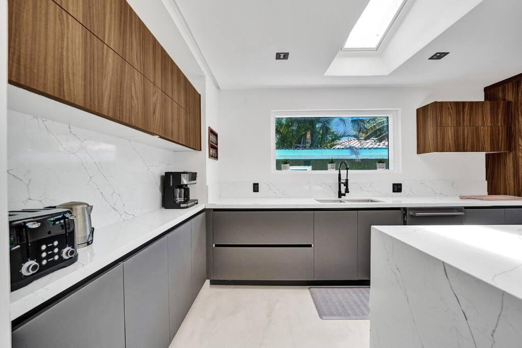 Villa Modern 6 Bedroom Oasis With Pool And Outdoor Bbq