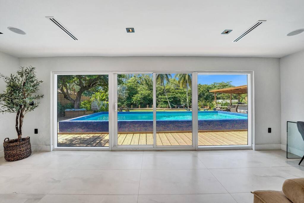 Modern 6 Bedroom Oasis With Pool And Outdoor Bbq *