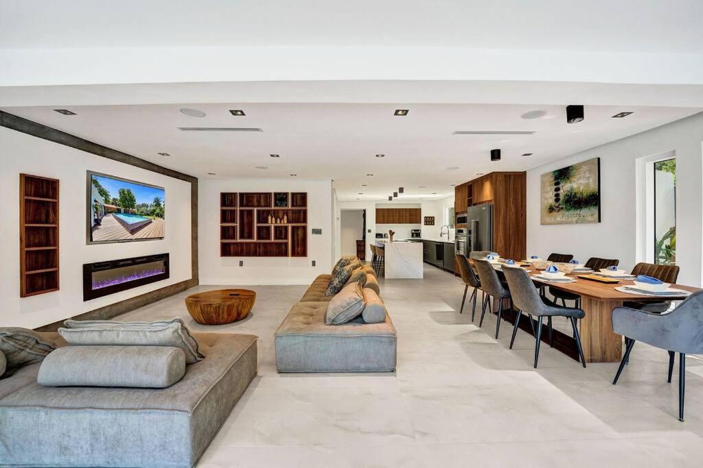 Modern 6 Bedroom Oasis With Pool And Outdoor Bbq