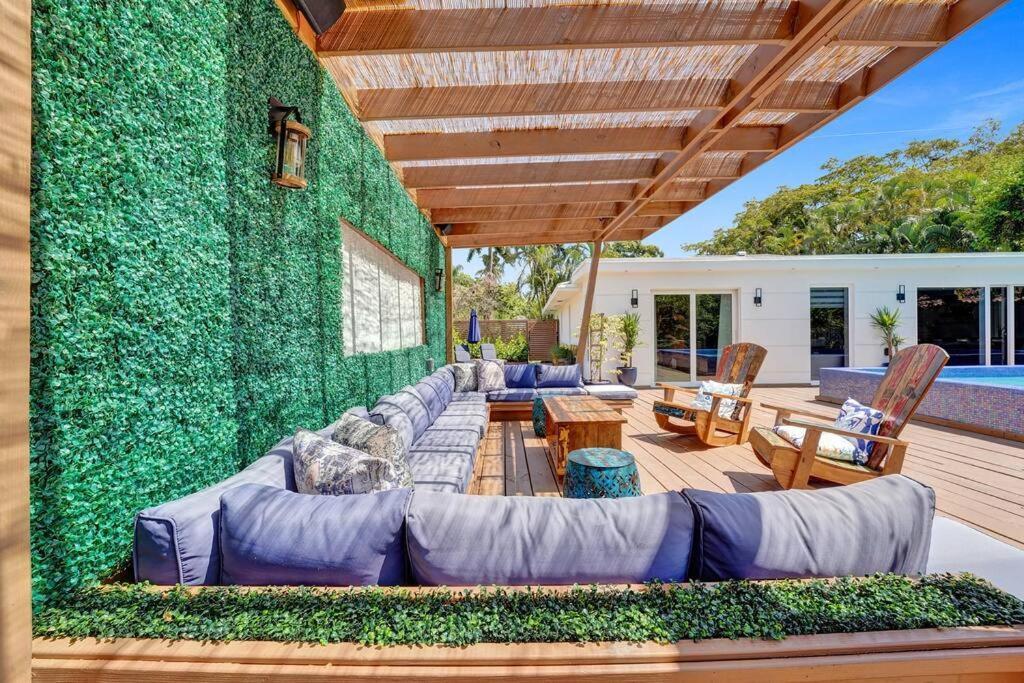 Modern 6 Bedroom Oasis With Pool And Outdoor Bbq *