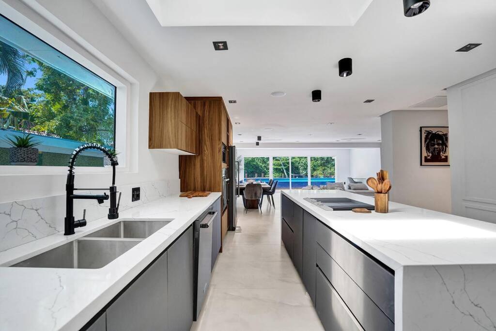 Modern 6 Bedroom Oasis With Pool And Outdoor Bbq Villa *