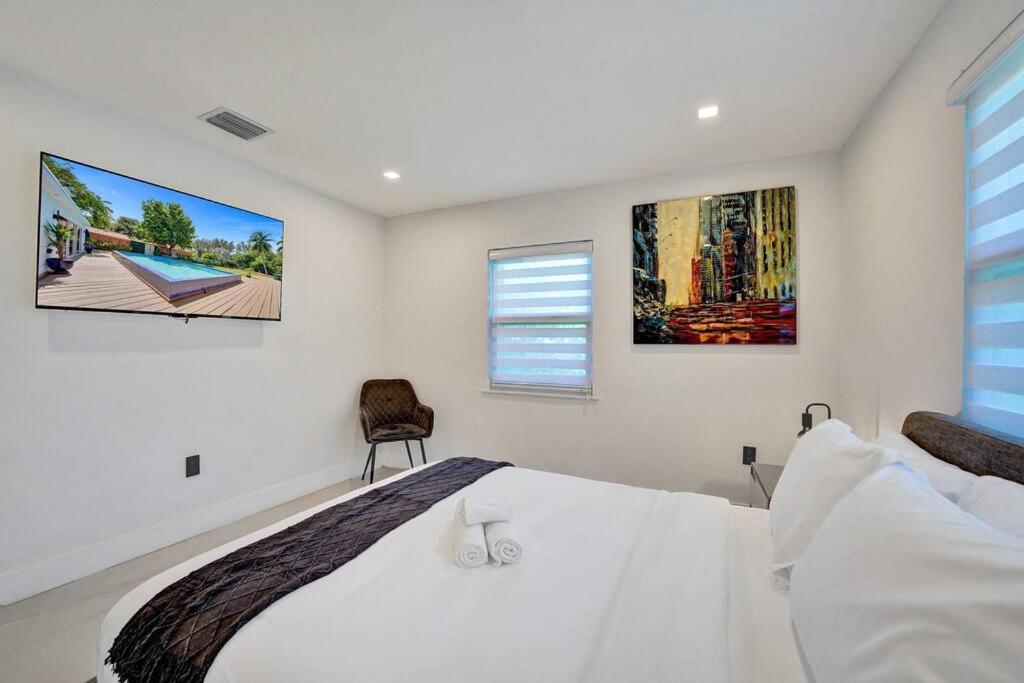 Modern 6 Bedroom Oasis With Pool And Outdoor Bbq * Fort Lauderdale