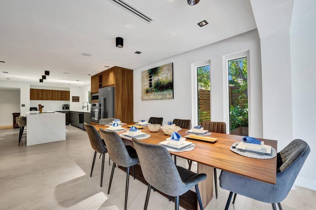Modern 6 Bedroom Oasis With Pool And Outdoor Bbq Villa *