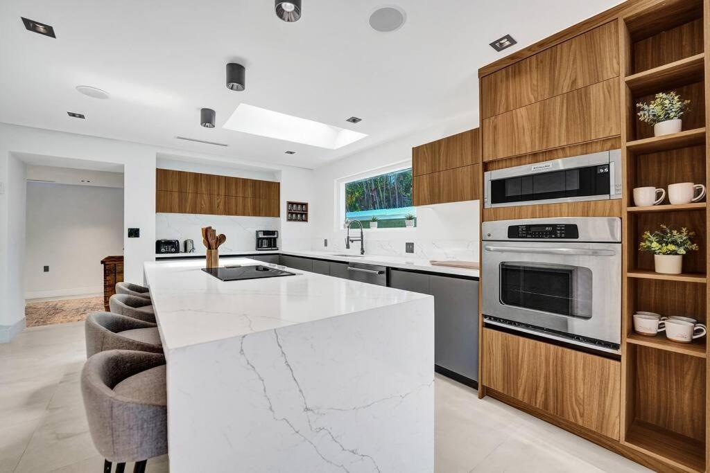 Modern 6 Bedroom Oasis With Pool And Outdoor Bbq * Fort Lauderdale