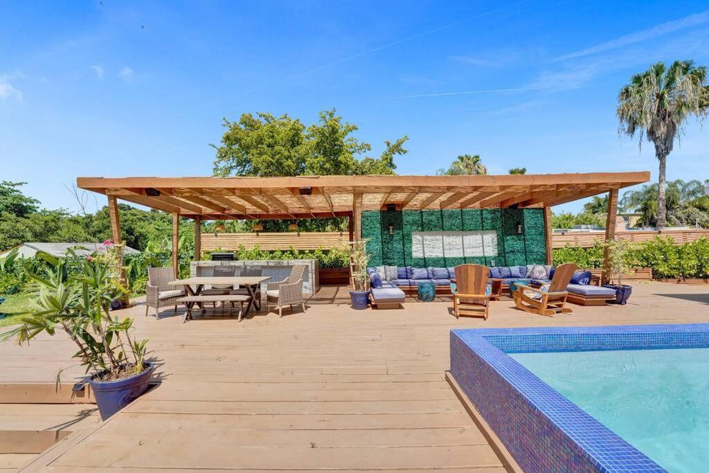 Modern 6 Bedroom Oasis With Pool And Outdoor Bbq