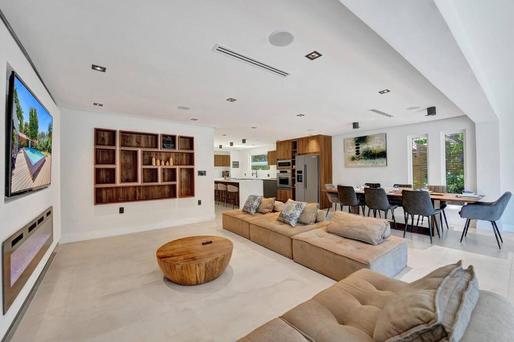 Modern 6 Bedroom Oasis With Pool And Outdoor Bbq Villa