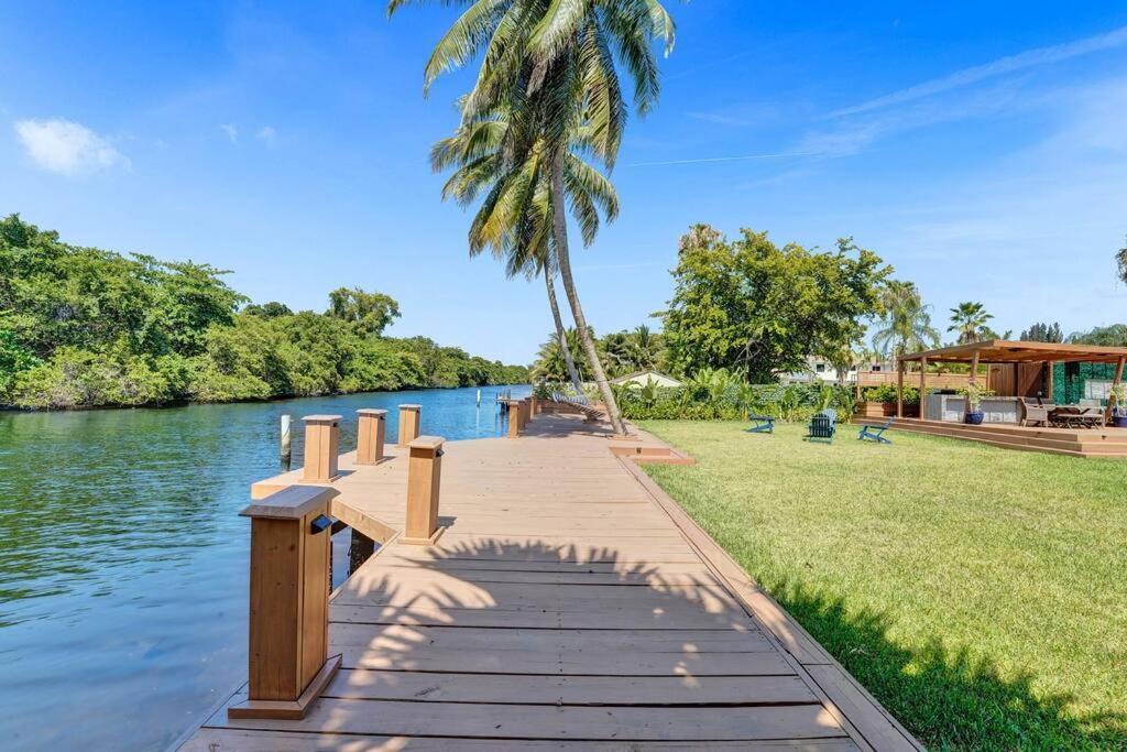 Villa Modern 6 Bedroom Oasis With Pool And Outdoor Bbq