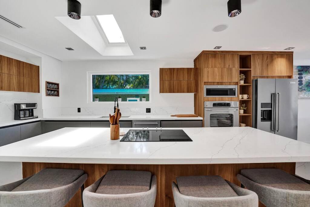 Modern 6 Bedroom Oasis With Pool And Outdoor Bbq Villa *