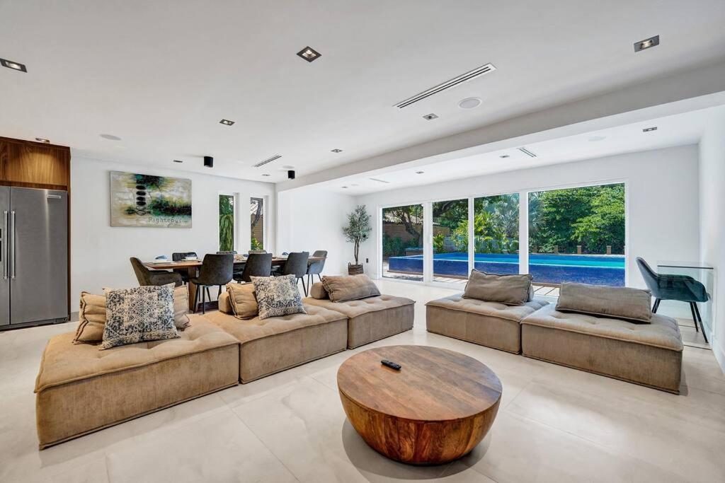 Modern 6 Bedroom Oasis With Pool And Outdoor Bbq