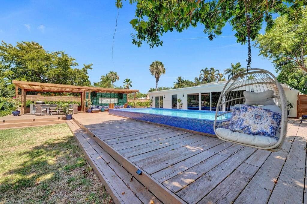 Modern 6 Bedroom Oasis With Pool And Outdoor Bbq Villa