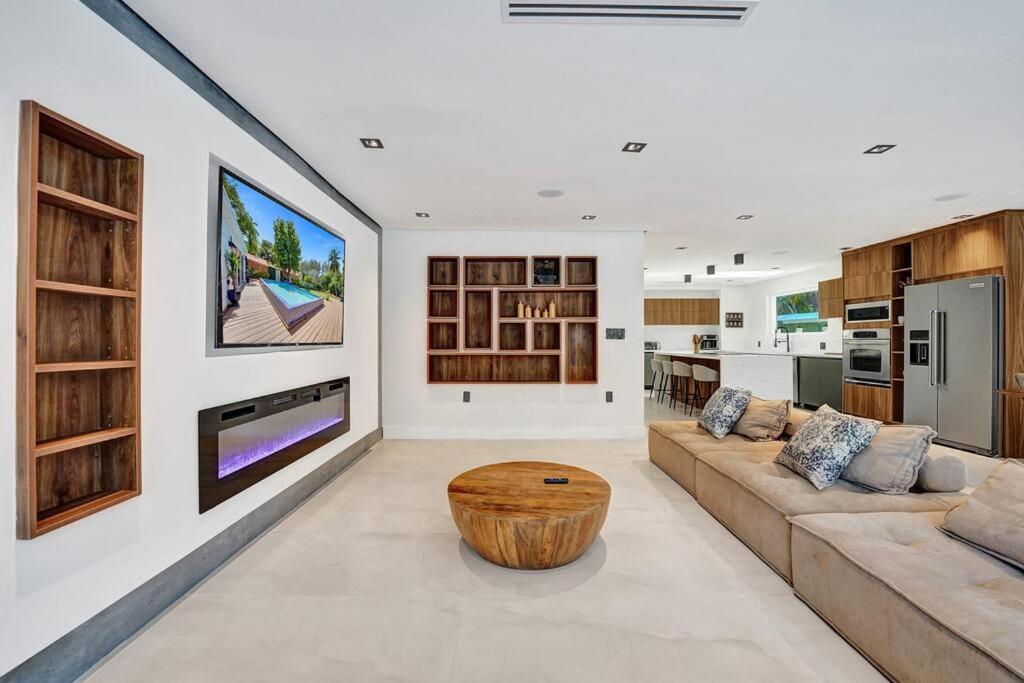 Villa Modern 6 Bedroom Oasis With Pool And Outdoor Bbq