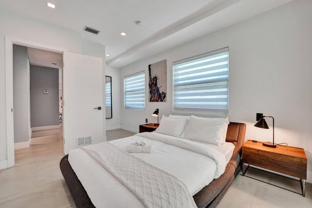 Modern 6 Bedroom Oasis With Pool And Outdoor Bbq Villa *