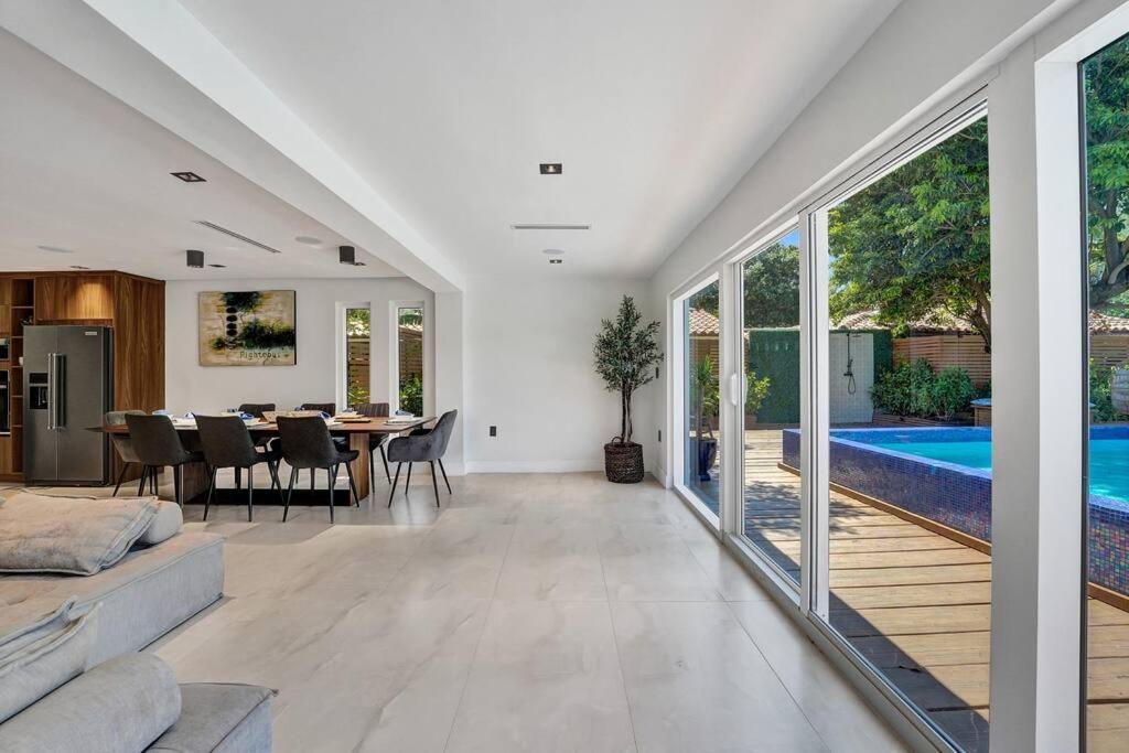 Villa Modern 6 Bedroom Oasis With Pool And Outdoor Bbq *