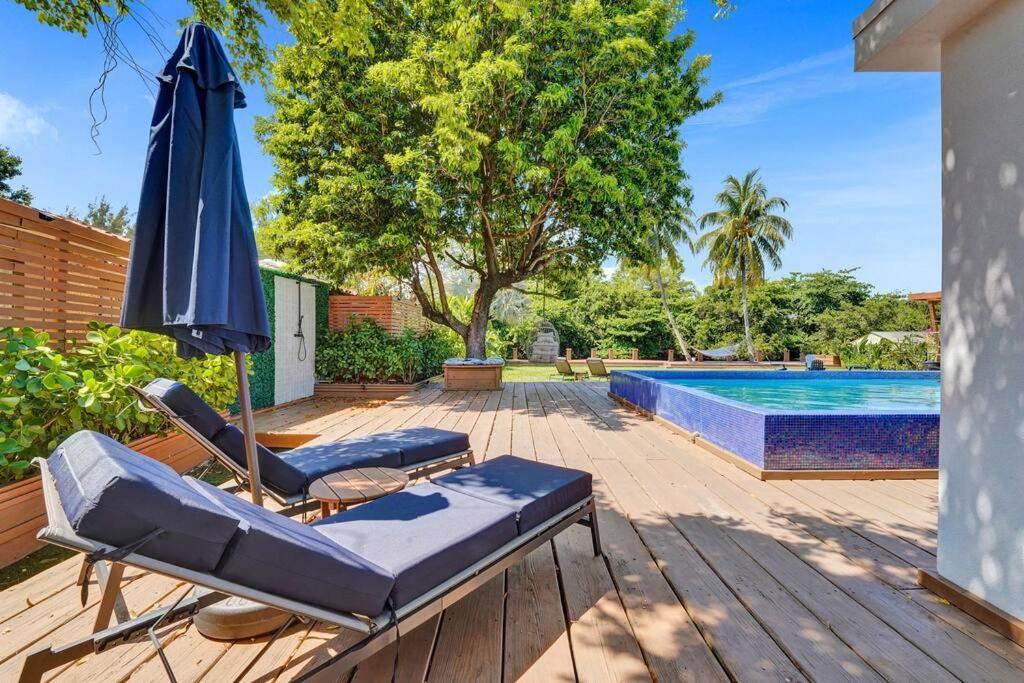 Modern 6 Bedroom Oasis With Pool And Outdoor Bbq *