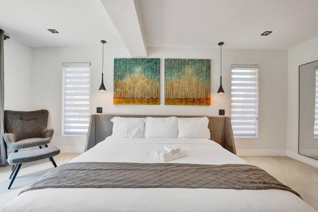 Modern 6 Bedroom Oasis With Pool And Outdoor Bbq