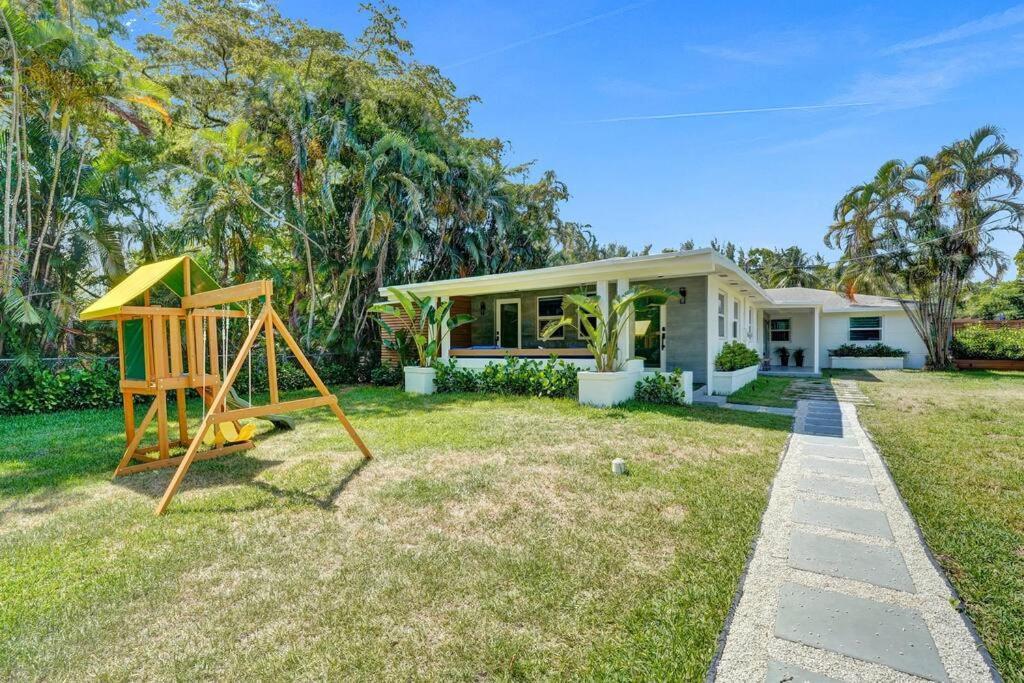Modern 6 Bedroom Oasis With Pool And Outdoor Bbq Villa