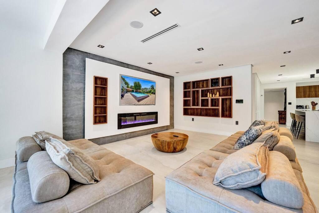 Modern 6 Bedroom Oasis With Pool And Outdoor Bbq Villa *