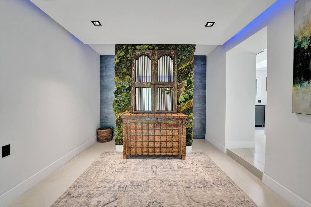 Modern 6 Bedroom Oasis With Pool And Outdoor Bbq *