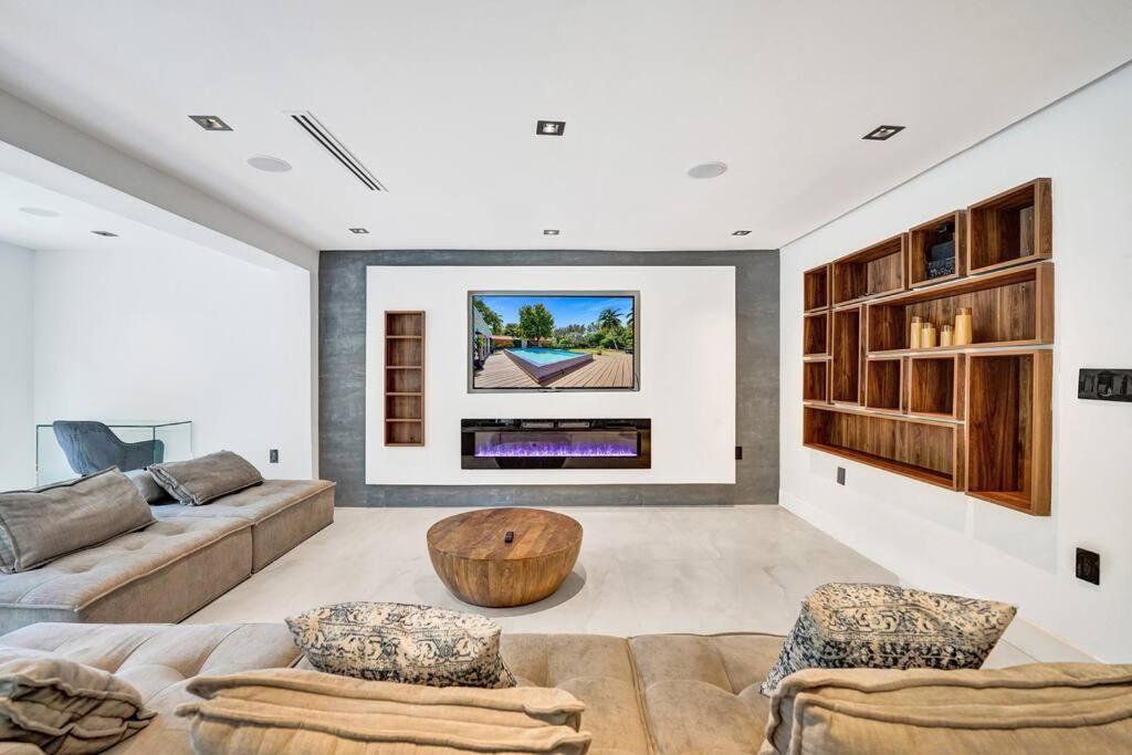 Modern 6 Bedroom Oasis With Pool And Outdoor Bbq Fort Lauderdale