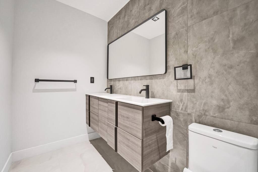 Modern 6 Bedroom Oasis With Pool And Outdoor Bbq * Fort Lauderdale