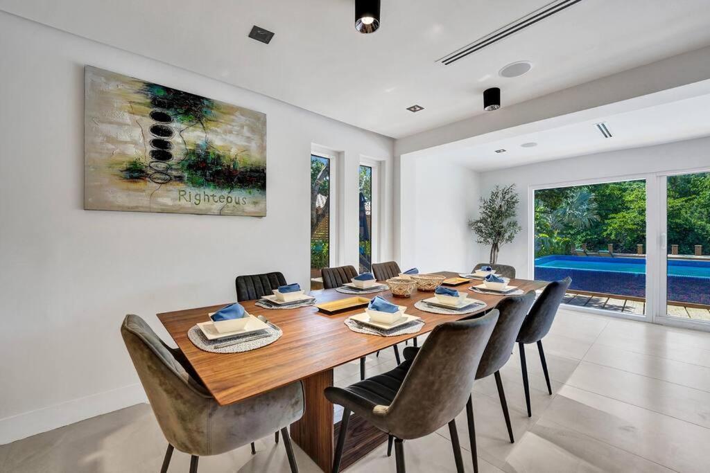 Modern 6 Bedroom Oasis With Pool And Outdoor Bbq Villa