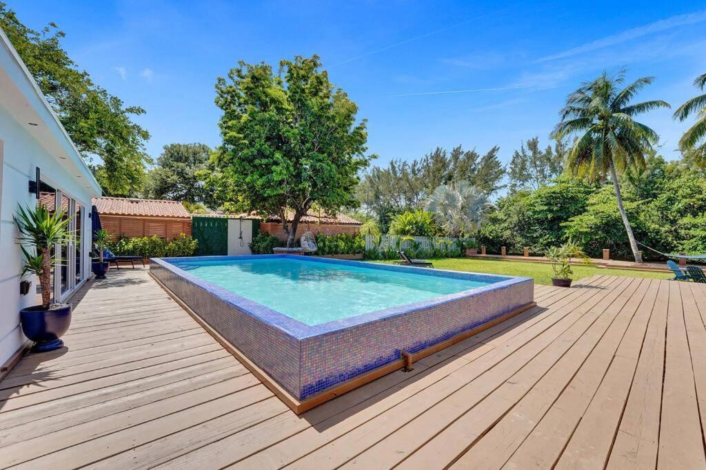 Villa Modern 6 Bedroom Oasis With Pool And Outdoor Bbq