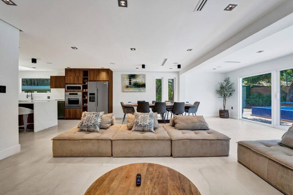 Modern 6 Bedroom Oasis With Pool And Outdoor Bbq Villa *